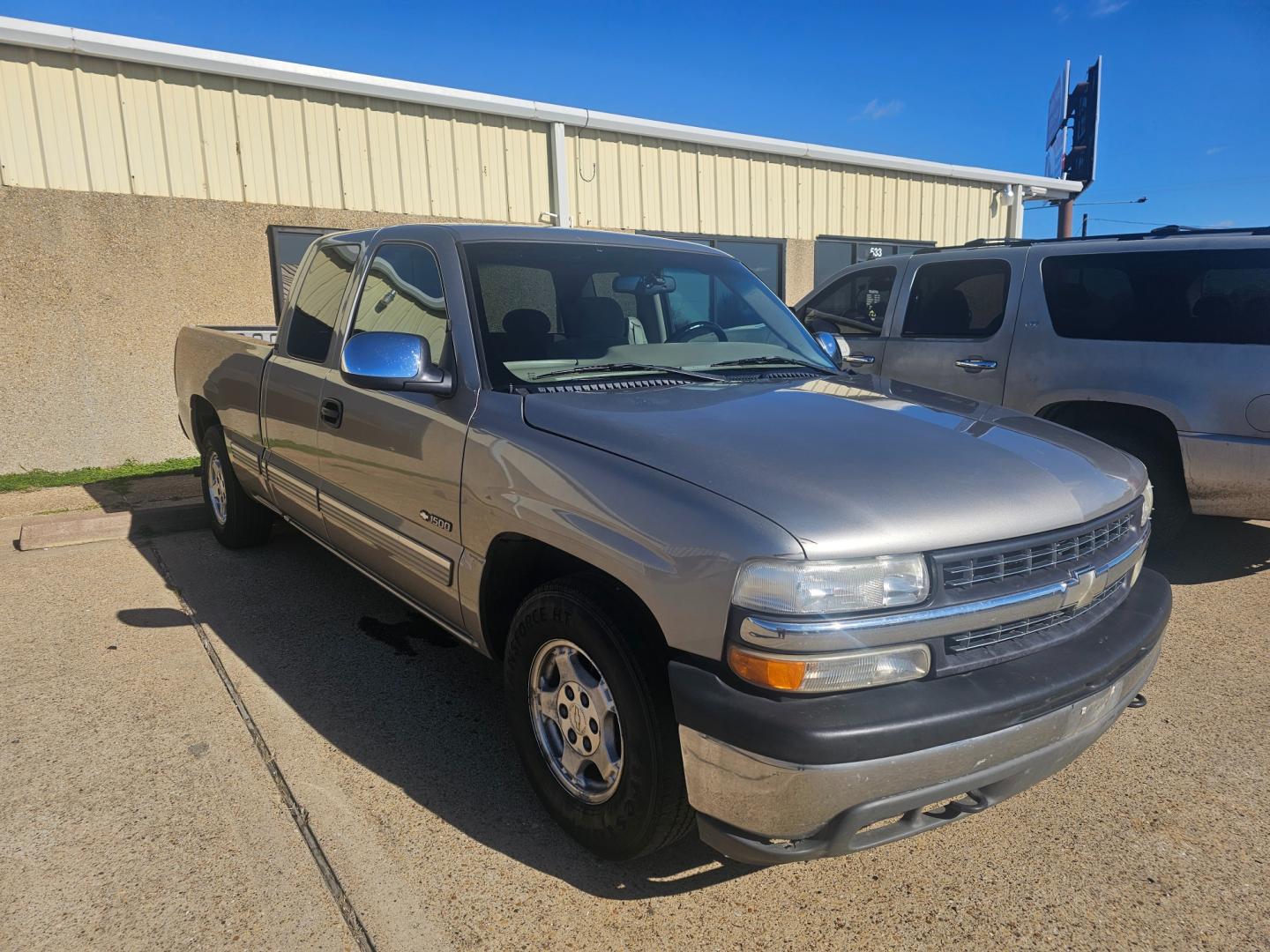 2002 TAN Chevrolet Silverado 1500 Ext. Cab Long Bed 2WD (2GCEC19TX21) with an 5.3L V8 OHV 16V engine, 4-Speed Automatic Overdrive transmission, located at 533 S Seven Points BLVD, Seven Points, TX, 75143, (430) 255-4030, 32.313999, -96.209351 - Photo#1